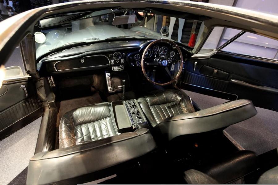 Интерьер Aston Martin DB5 James Bond Edition 1964 года  (фото 37 из 97)